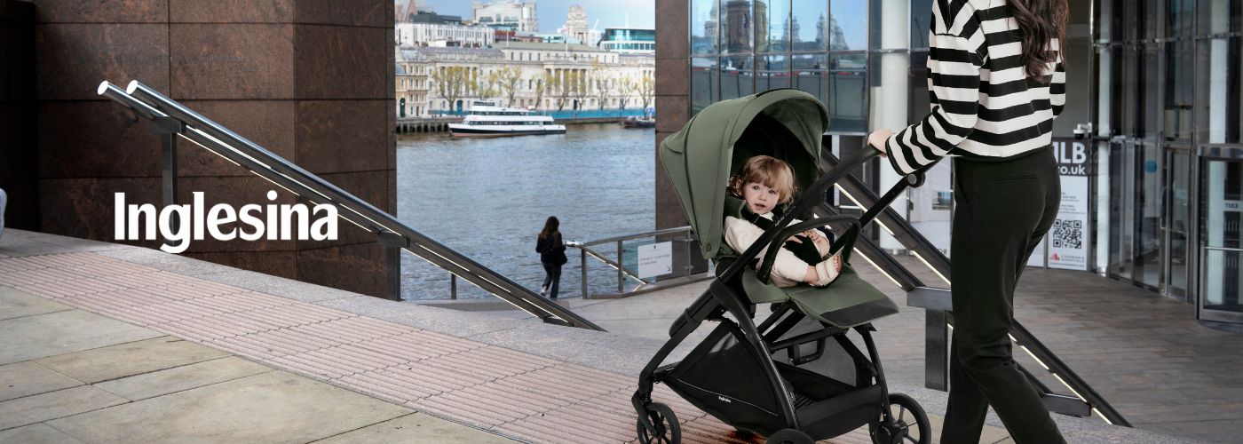 Madre paseando con un cochecito de bebé Inglesina con confort y estilo